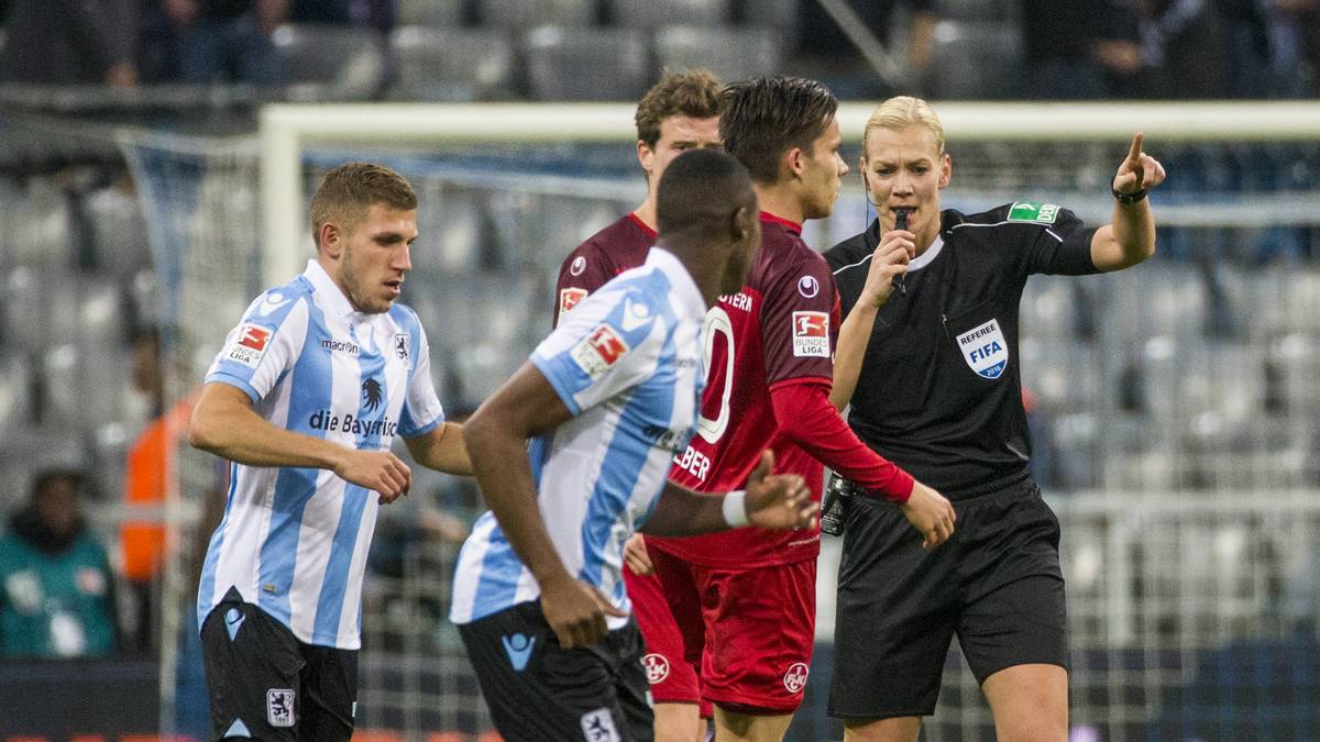 Ein Jahr danach folgte bereits das erste DFB-Pokalspiel. Steinhaus leitete in der ersten Runde des Pokals das Match von 1860 München bei der TSG Neustrelitz. München gewann damals 2:0