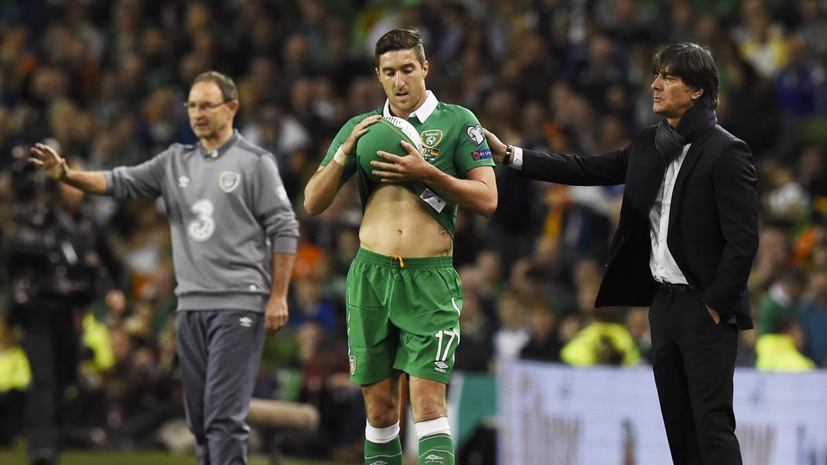 Will Stephen Ward da etwa den Ball vor Jogi Löw verstecken? Mitnichten - der irische Defensivmann bereitet sich auf einen Einwurf vor. Die DFB-Elf hat in der ersten halben Stunde zwar deutlich mehr Ballbesitz, doch im Angriff fehlt noch die zündende Idee