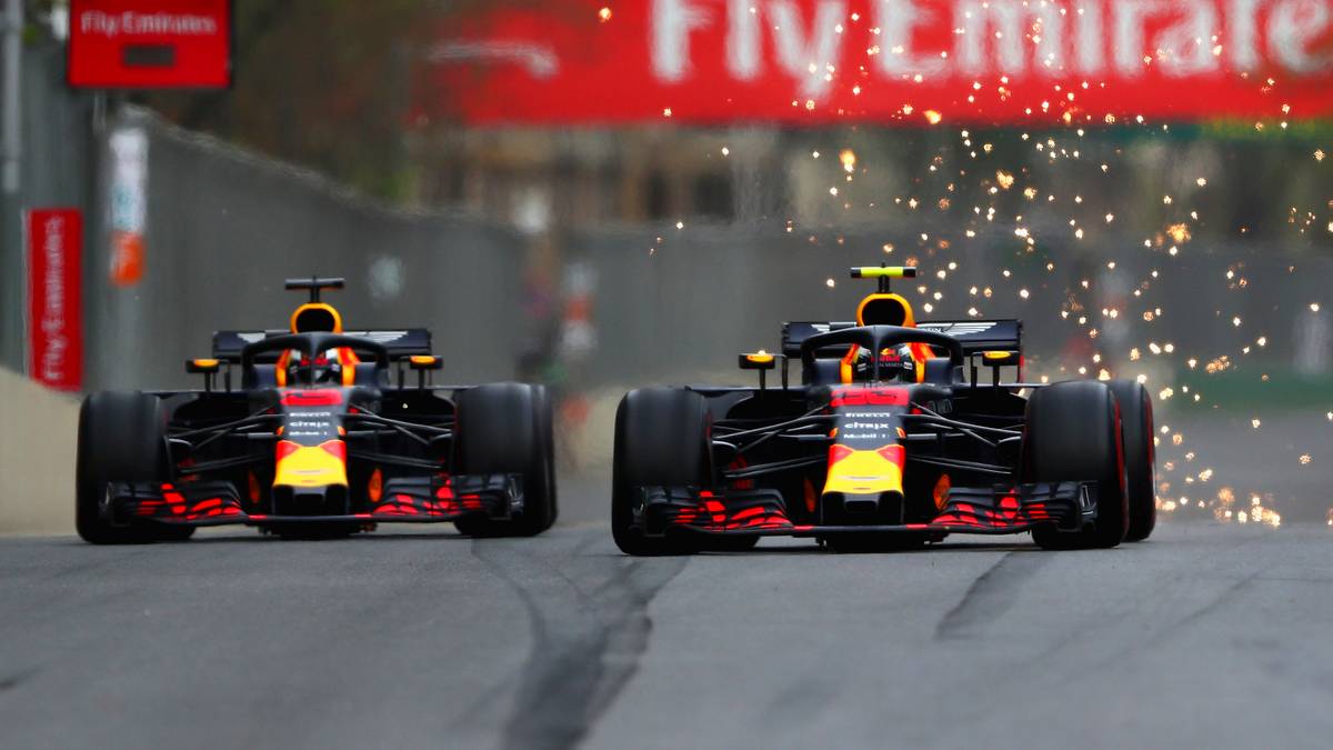 RENNEN 4 - ASERBAIDSCHAN: Das vierte Rennen in Baku ist geprägt von Unfällen. Gleich zu Beginn landet Esteban Ocon nach einem Duell mit Räikkönen in der Bande. Der Hingucker des Tages sind die wild gewordenen Bullen Verstappen und Ricciardo 