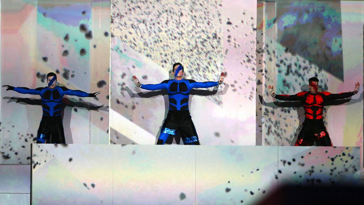 Die legendären Artisten vom Cirque du Soleil legen vor Beginn eine auch optisch beeindruckende Show hin