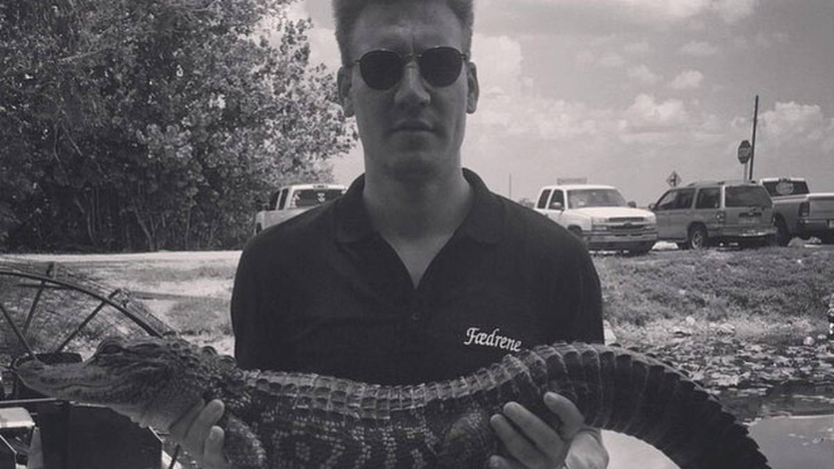 Auch Nicklas Bendtner präsentiert stolz seinen Fang: Der "Lord" angelt aber nicht einfach Fische, sondern Alligatoren