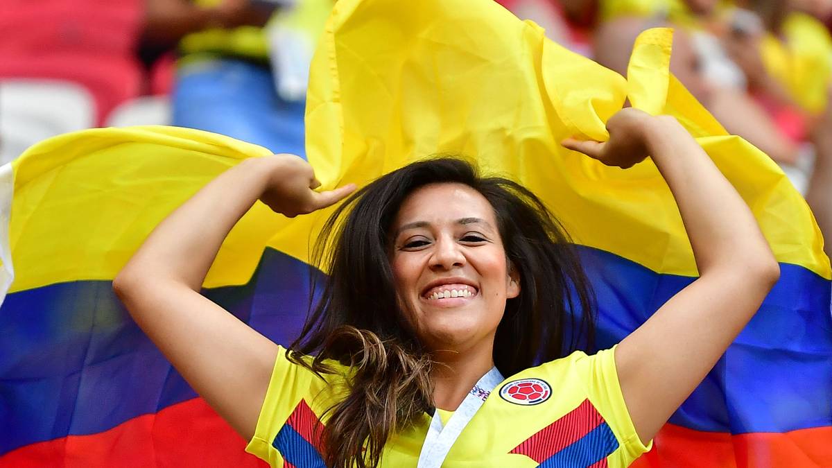 In Kazan kommt es zum heißen Duell zwischen Polen und Kolumbien. Auch auf den Rängen entwickelt sich ein enges Rennen. Diese Kolumbianerin fiebert freudestrahlend mit