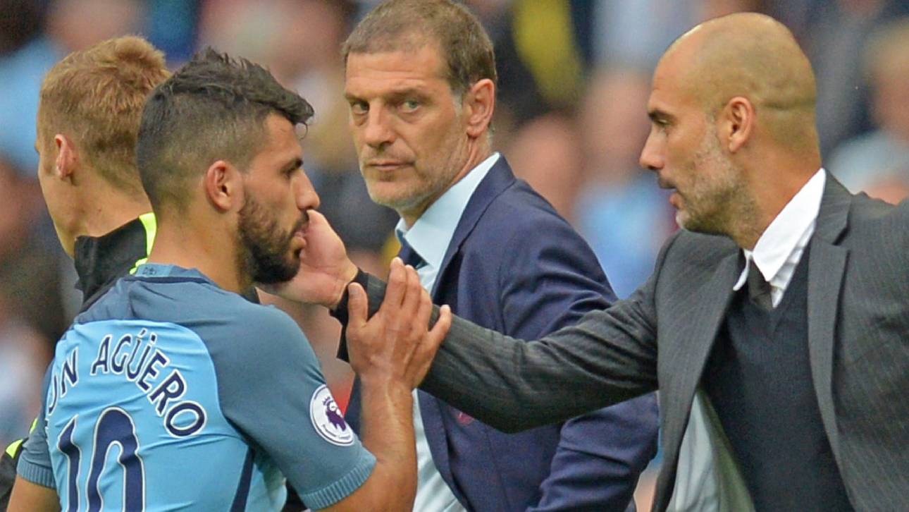 Bei seiner Auswechslung kriegt Agüero einen anerkennenden Klapps von Guardiola, West-Ham-Coach Slaven Bilic schaut missbilligend