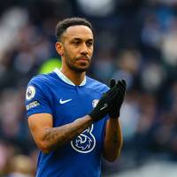 Pierre-Emerick Aubameyang scheint mit seiner Rolle als Teilzeitarbeiter bei Chelsea inklusive Champions-League-Ausbootung nicht mehr zufrieden. Seine Beziehung zu Barca soll weiter eng sein.
