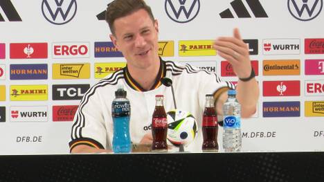 Marc-André ter Stegen wird auf der Pressekonferenz gefragt, welche Schlagzeile er nach seinem ersten Turnier als Stammtorhüter lesen würde. Am Ende antwortet die Pressesprecherin.