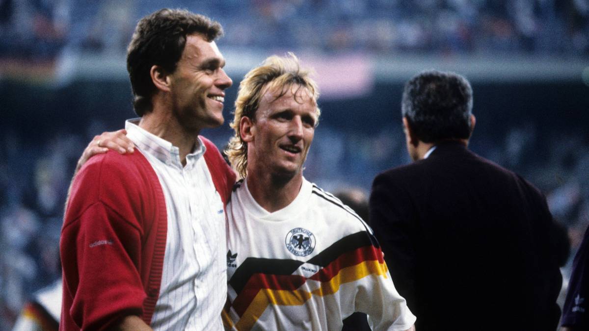 Da Franz Beckenbauer die Trainerlizenz fehlt, ist Holger Osieck (l.) der zweite Boss an der Seitenlinie. 