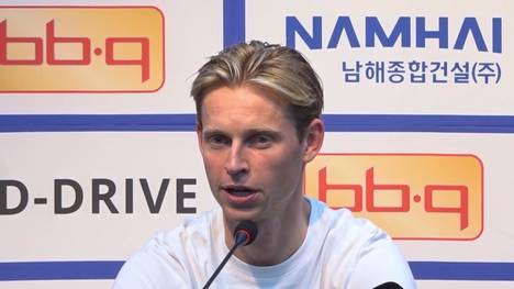 Die Kapitänsfrage in Barcelona soll vor Saisonstart von den Spielern entschieden werden. Frenkie de Jong erklärt nun, dass für ihn immer noch Marc-Andre ter Stegen der Mannschaftsführer ist.