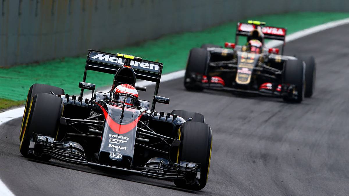 Die Trennung von Mercedes war mit einer Zahlung von 54 Mio US-$ verbunden. 2015 geht McLaren erstmals mit Honda-Motoren an den Start und fällt hoffnungslos zurück. Nachdem man sich in den Folgejahren nur langsam vorkämpft, soll 2019 mit Mercedes als Partner wieder an alte Erfolge angeknüpft werden