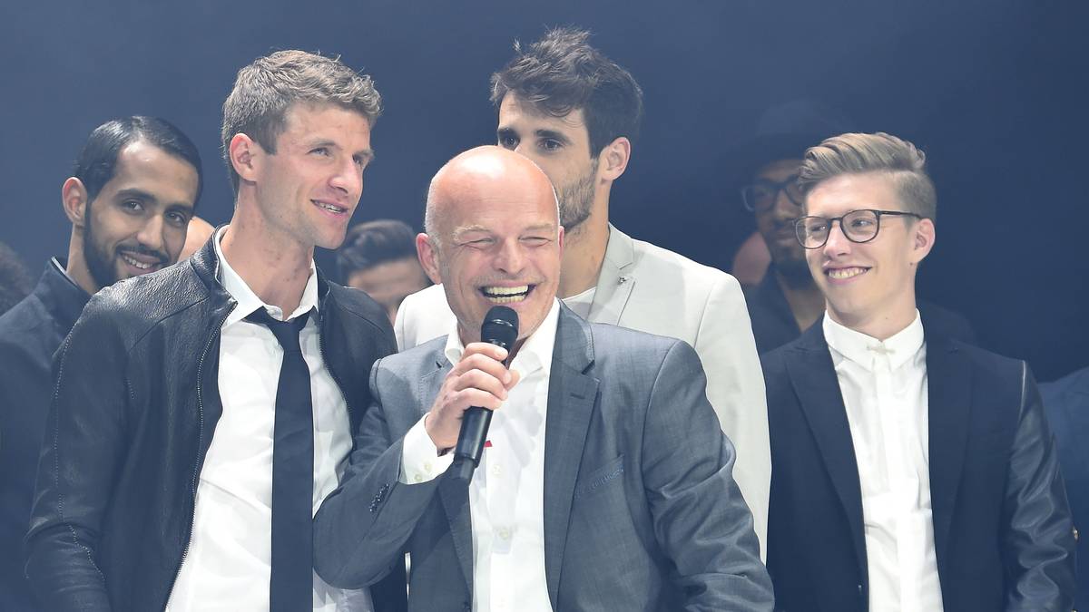 Thomas Müller hat den Dresscode da schon ein wenig gelockert