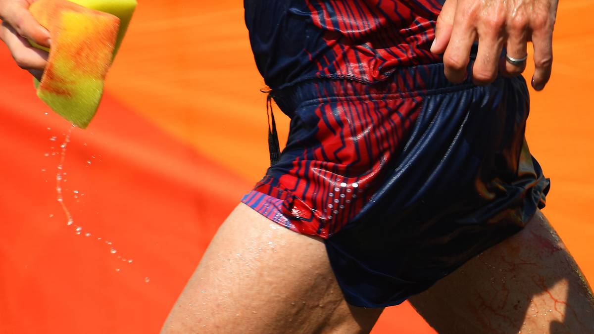 Nicht nur flüssiger Kot läuft Diniz am Bein herunter, sondern auch Blut, da sich der Gold-Anwärter wundgelaufen hat. Beides wischt er mit Schwämmen auf, die er dann an den Streckenrand wirft. Eklig