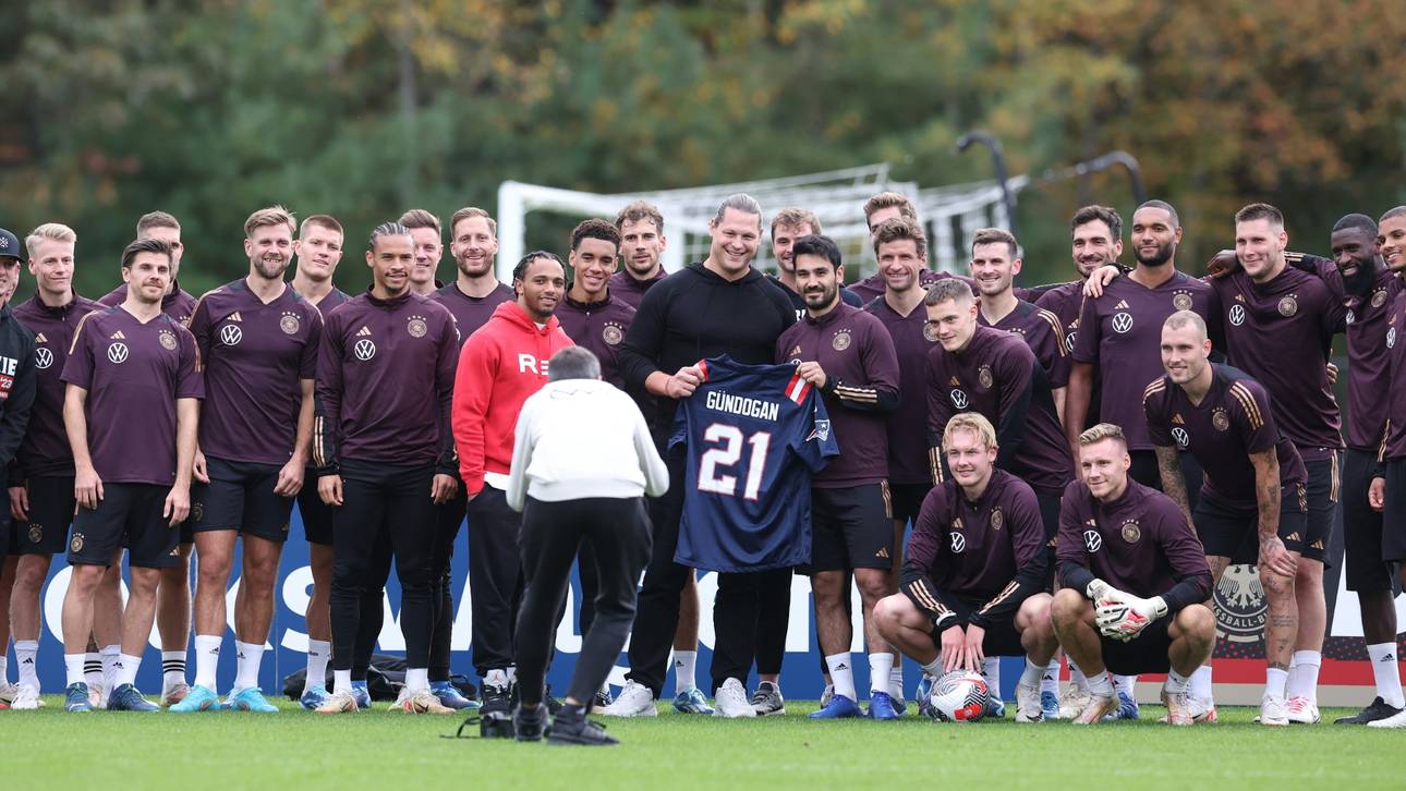 DFB-Auswahl in ungewohnten Trikots