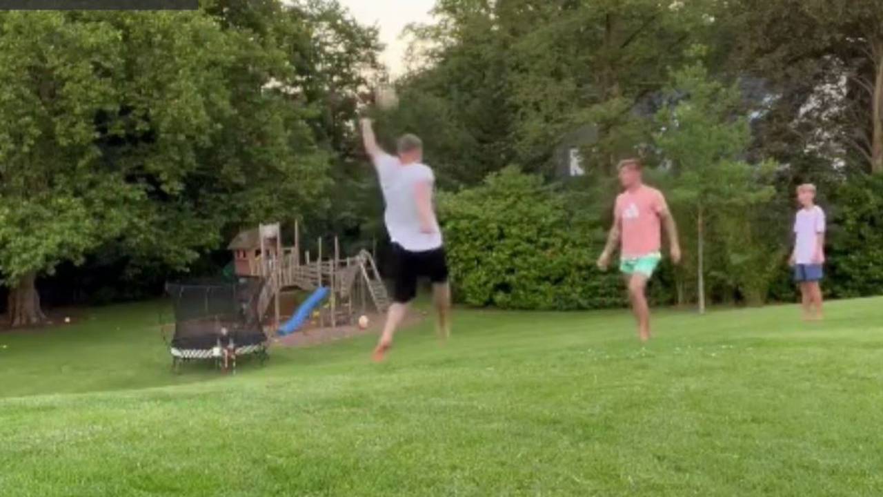 Irrer Kunstschuss! Felix und Toni Kroos zaubern im Garten