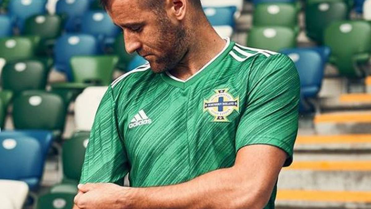 Die Linien sind in verschiedenen Grüntönen gehalten, um dem Trikot eine gewisse Dynamik zu verleihen