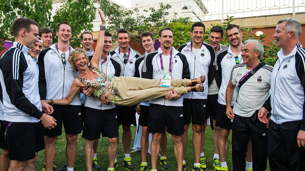 Botschafterin auf den Arm genommen