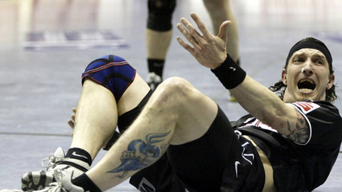 Noch ärger erwischt es Stefan Kretzschmar im selben Monat: Die deutsche Handball-Ikone wird im Ferienhaus auf Ibiza mit Betäubungs-Gas außer Gefecht gesetzt und beraubt