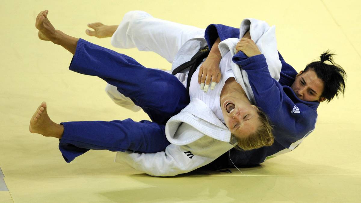 Bei den Olympischen Spielen 2008 in Peking trat Rousey - Tochter der früheren Judo-Weltmeisterin AnnMaria De Mars ebenfalls an. Hier kämpfte sie gegen Anett Meszaros aus Ungarn