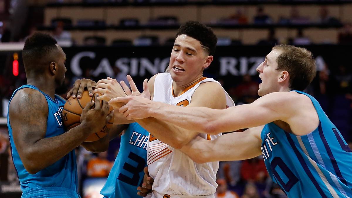 "Mein Ball, nein, meiner, Quatsch, das ist meiner" - beim Sieg der Phoenix Suns gegen die Charlotte Hornets wird erbittert um den Ball gekämpft