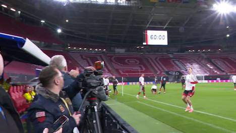 Aleksandar Pavlovic trifft im DFB-Abschlusstraining vor dem entscheidenden WM-Qualifikationsspiel gegen die Slowakei fast einen Kameramann - und Bundestrainer Julian Nagelsmann zaubert. 