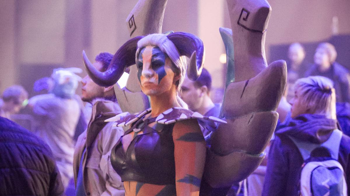 ..."Elder Titan"! Diese Cosplayerin beeindruckt in ihrer detailversessenen Montur