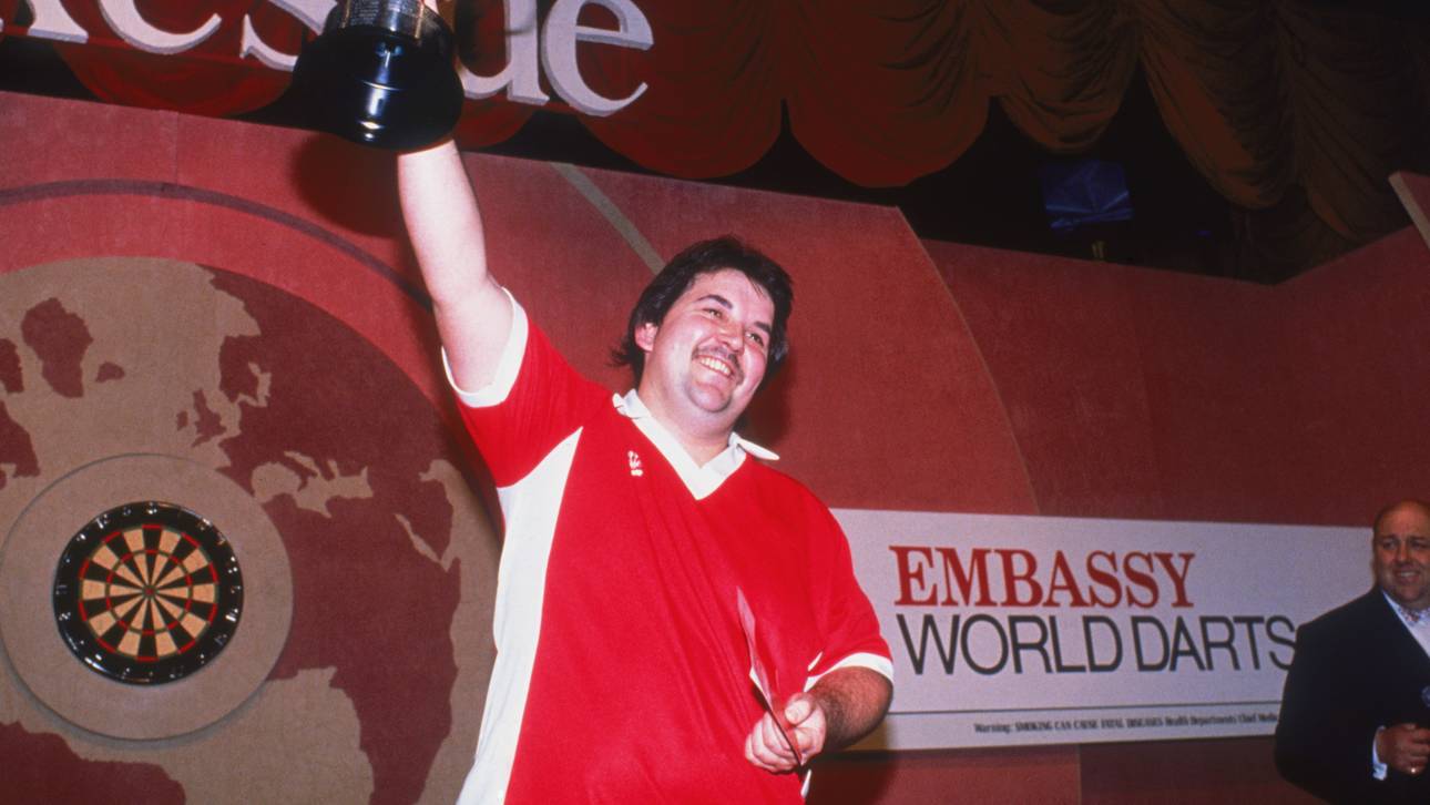 Phil Taylor reckt zum ersten Mal in seiner Karriere den WM-Pokal in die Höhe