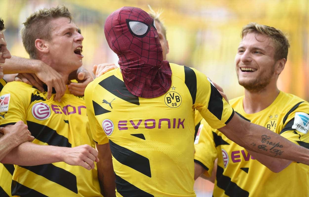 Aubameyang Und Reus Feiern Tor Gegen Schalke Mit Batman Masken