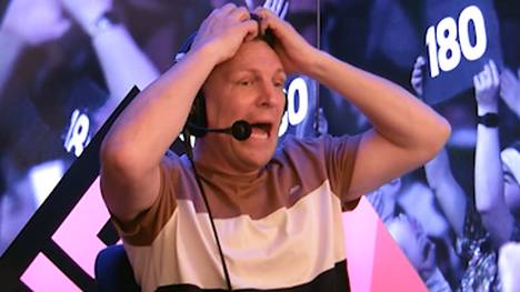 Der Kenianer David Munyua sorgt in der ersten Runde der Darts-WM 2026 für eine der größten Sensationen der WM-Geschichte. Die SPORT1-Kommentatoren Basti Schwele und Robert Marijanovic reagieren auf den Coup.