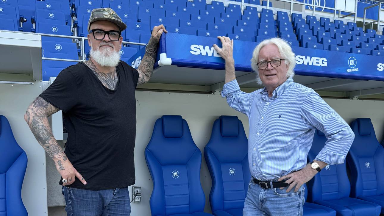 Winfried Schäfer (re.) beim Gespräch mit SPORT1