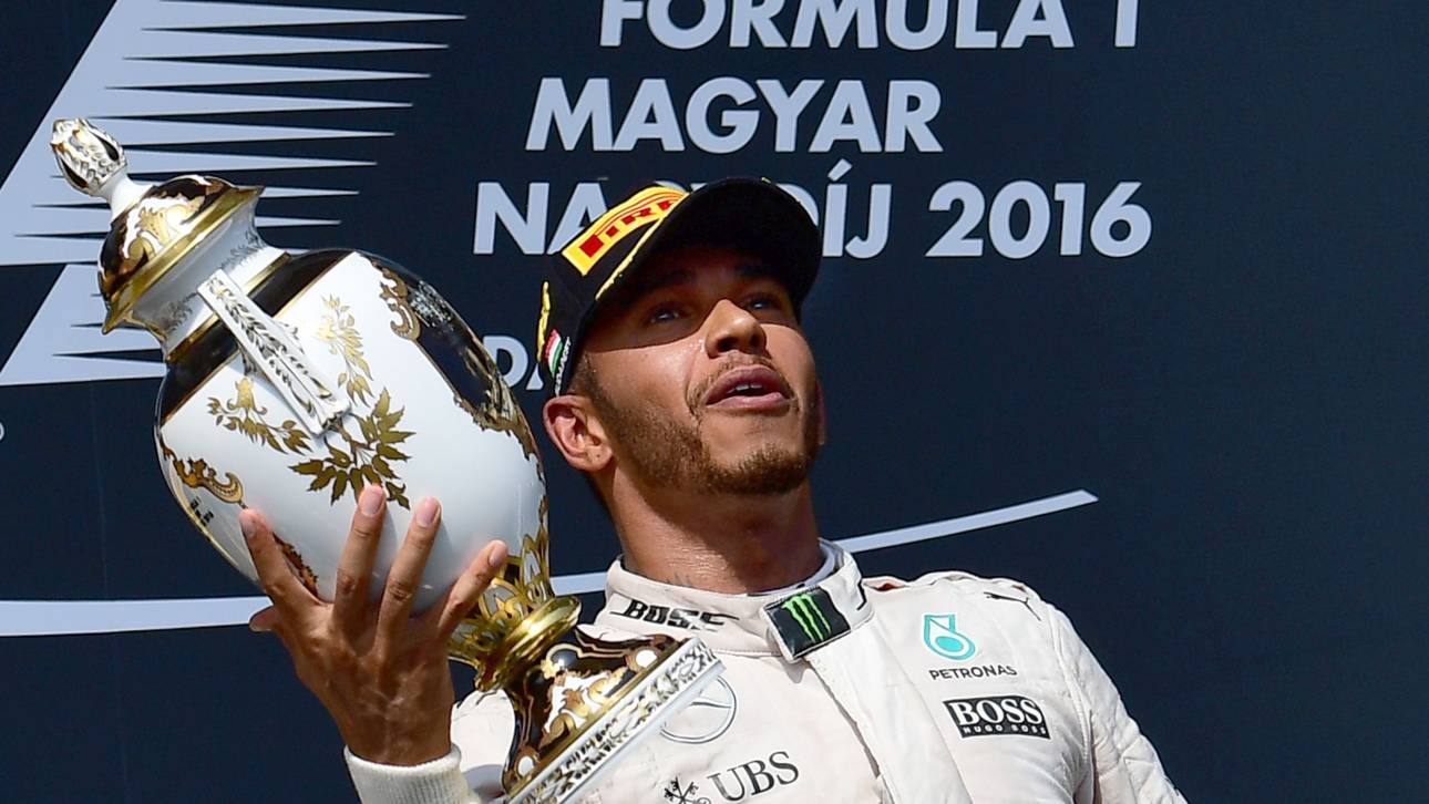 Hamilton stürzt Rosberg von Spitze