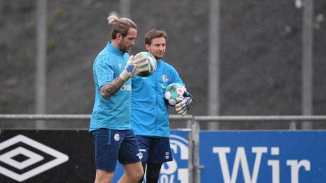 Ralf Fährmann (L) und Frederik Rönnow konkurrieren auf Schalke um die Nummer eins