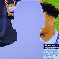 Zum Auftakt in die Europa League und die Conference League ereignet sich eine skurrile Panne in der Live-Übertragung. Die deutschen Fußball-Fans auf der Couch reagieren mit Spott. 