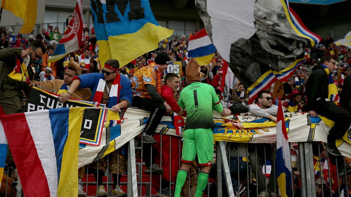 Die Mainzer feiern den perfekten Karnevals-Sieg. Jonas Lössl steigt zu den Fans auf den Zaun