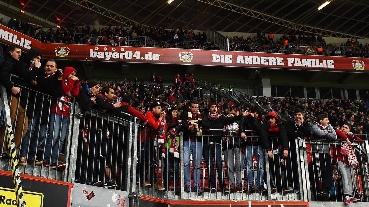Die Stuttgarter Fans sind mit der Leistung ihrer Mannschaft überhaupt nicht zufrieden und klettern bedrohlich auf den Zaun