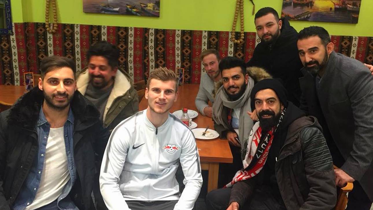 Werner isst Döner mit Besiktas-Fans