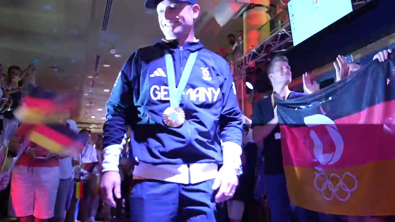 Nach historischer Medaille - so wird Jung gefeiert | Olympia 2024