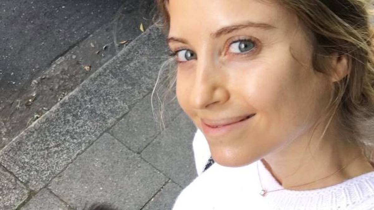 Cathy Hummels, die Frau des gesperrten National-Verteidigers nutzt die spielfreien Tage für ein Spaziergang mit ihrem Hündchen