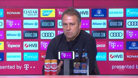 Zum Abschied von David Alaba wird Trainer Hansi Flick wehmütig. Der ebenfalls scheidende Coach liefert eine emotionale Abschiedsrede für den Österreicher.