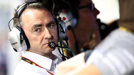 Paddy Lowe gibt in seiner Funktion als Renndirektor Anweisungen an die Mercedes-Piloten
