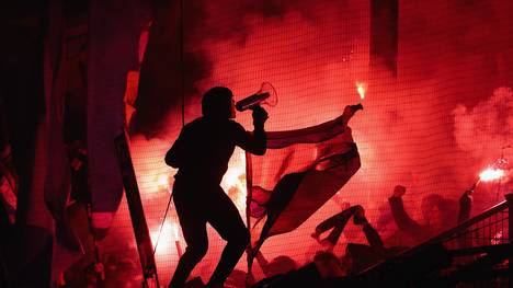 Fussball: Bernd Hoffmann vom Hamburger SV will Pyrotechnik legalisieren, Fans des Hamburger SV brennen zum wiederholten Male Pyrotechnik ab