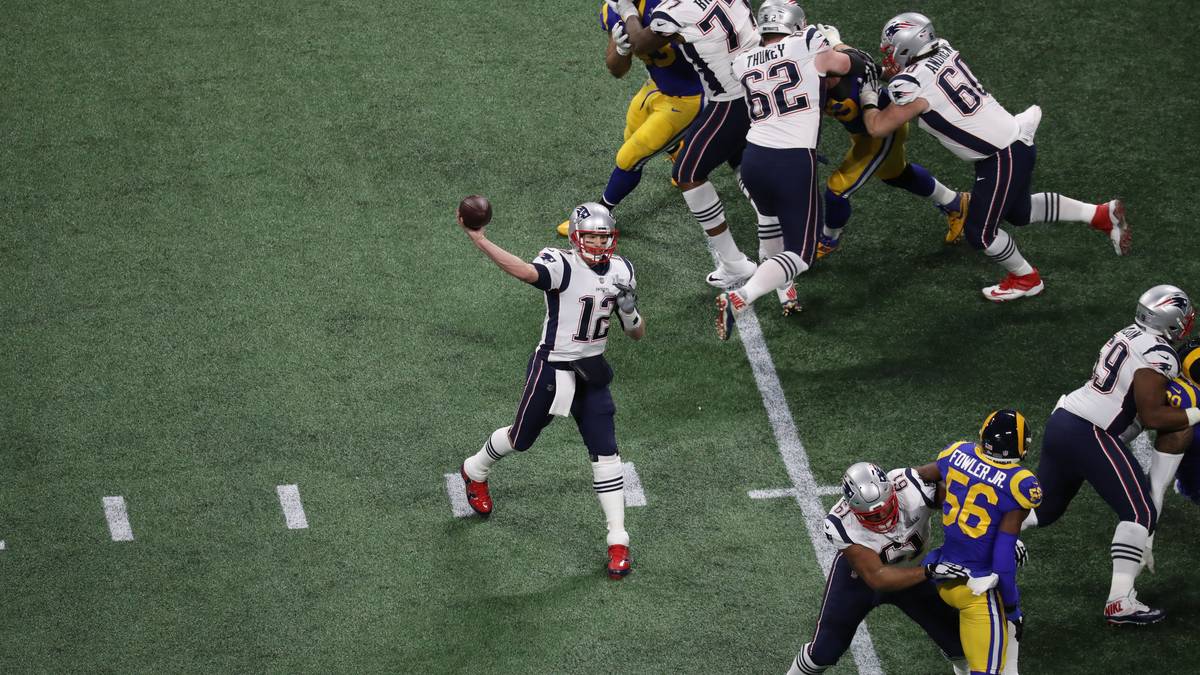Dann der Hammer: Brady leistet sich gleich beim 1. Pass den fiesen Fehler