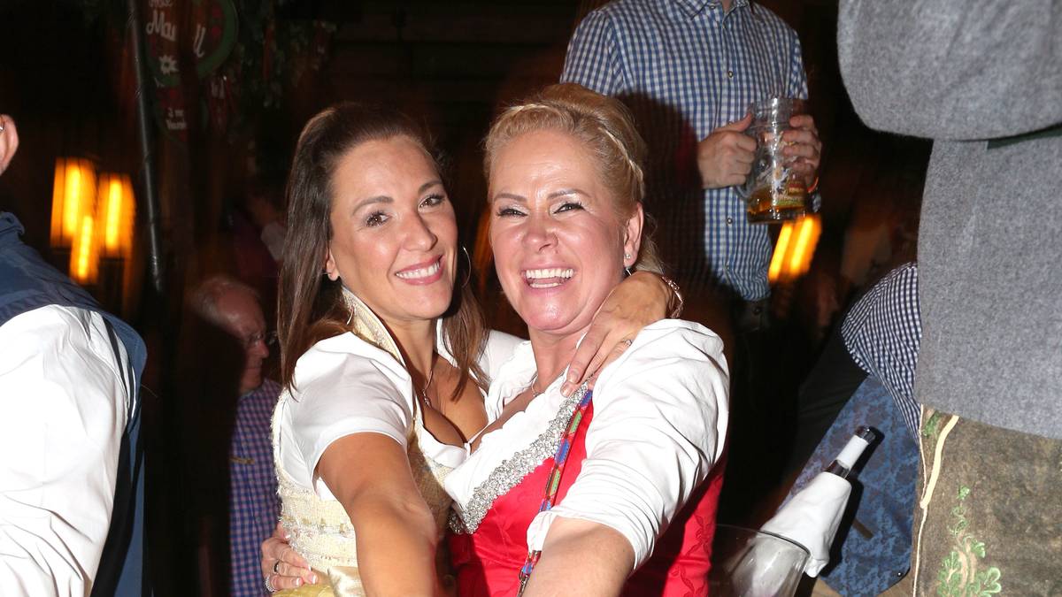 Zusammen mit Claudia Effenberg schwingt die 41-Jährige gelassen das Tanzbein