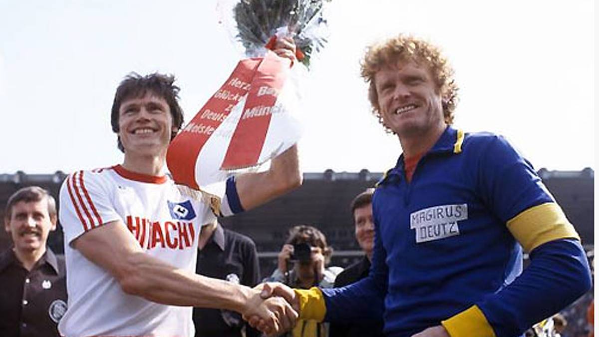 Auch Sepp Maier (r.) ist Teil von unvergesslichen Spielen zwischen den beiden Bundesliga-Urgesteinen. Vor der Partie im Juni 1979 muss der Torhüter und Kapitän dem Hamburger Peter Nogly zur Meisterschaft gratulieren