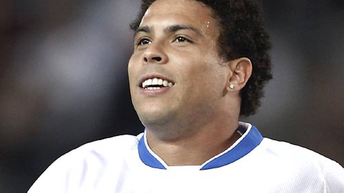 Er bietet umgerechnet 400 Euro Schweigegeld an, doch die Auserwählten fordern 20.000. Der nächtliche Streit ruft die Polizei auf den Plan, die Ronaldo glaubt und gegen die Transvestiten wegen versuchter Erpressung ermittelt