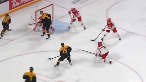 Nachdem Deutschland bei der U20 Eishockey-WM zwischenzeitlich 4:1 geführt hatte und Dänemark auf 4:3 herankam, erlöst Dustin Willhöft seine Mannschaft mit diesem Traum-Solo.