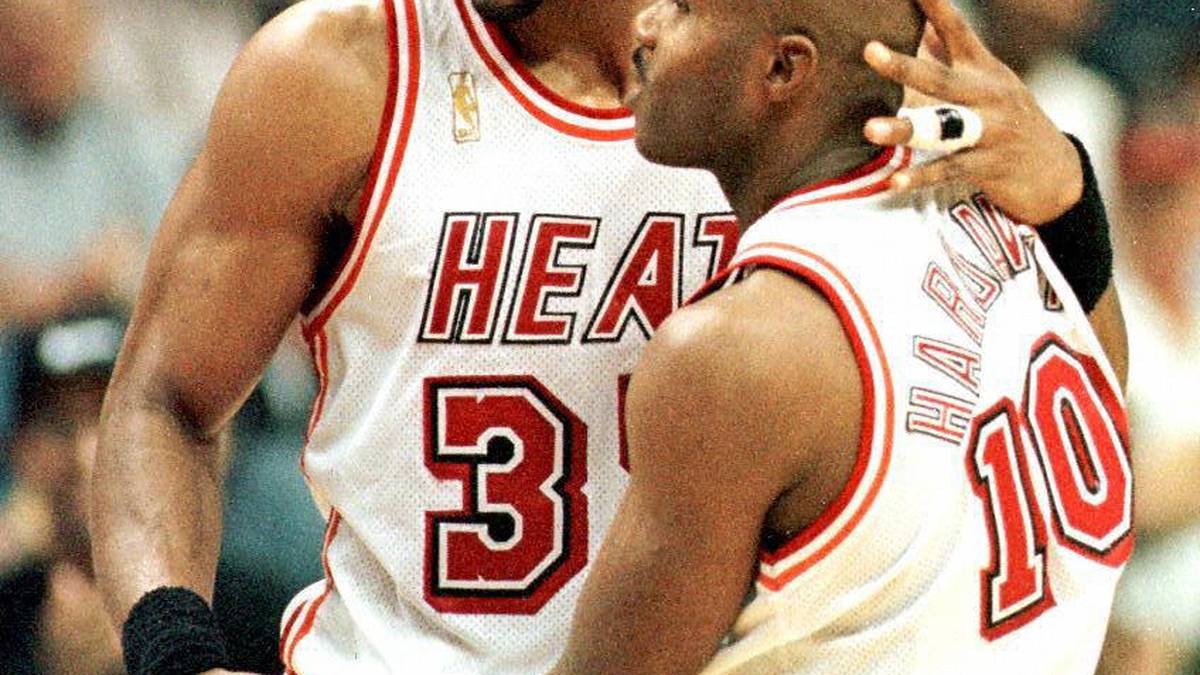 Auch Tim Hardaway Sr. (r.) holen die Mavericks 1989 wegen des White-Drafts nicht. Er geht als 16. Pick zu den Golden State Warriors und sieben Jahre später zu den Miami Heat. Der fünfmalige All-Star und Olympia-Gold-Gewinner 2000 spielt erst zwischen 2001 und 2002 in Dallas, ohne allerdings an alte Glanzzeiten anzuknöpfen 