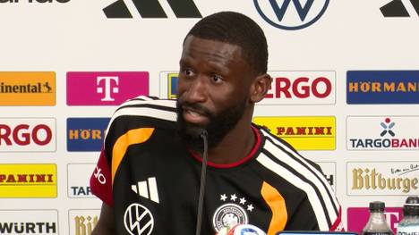 Jonathan Tah hat sich bei den Bayern als auch bei der Nationalmannschaft zum absoluten Abwehrchef entwickelt. Antonio Rüdiger hat keine Probleme damit und zollt seinem Teamkollegen Respekt.