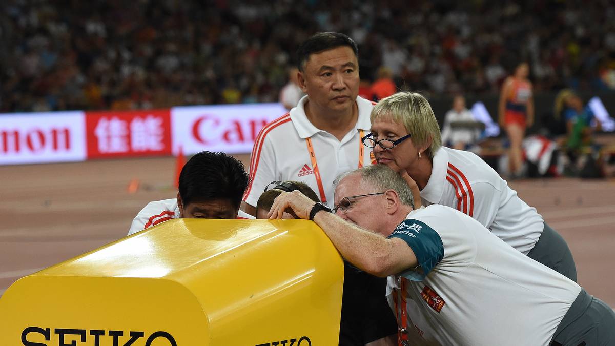 Wenig später sehen sich die Kampfrichter den Start eines weiteren Halbfinals sehr genau in der Wiederholung an 