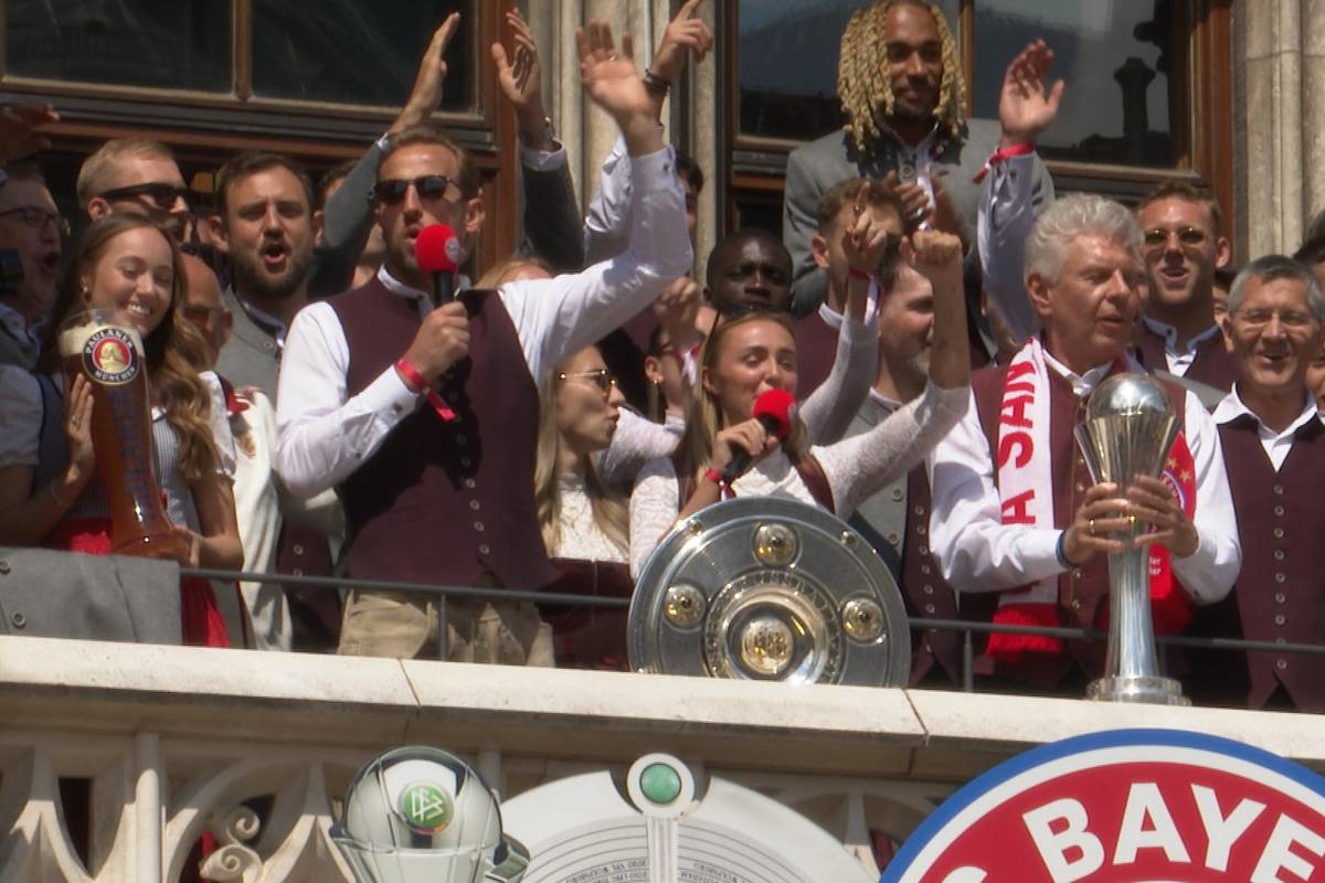 Georgia Stanway und Harry Kane werden zum Duett beim Song "Sweet Caroline" aufgefordert. Eine Rolle, die dem Superstar nicht die liebste ist.