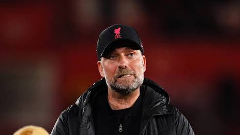 Der FC Liverpool siegt beim FC Southampton und wahrt seine Titel-Chancen. Jürgen Klopp eröffnet vor dem finalen Krimi das Psycho-Duell mit Pep Guardiola.
