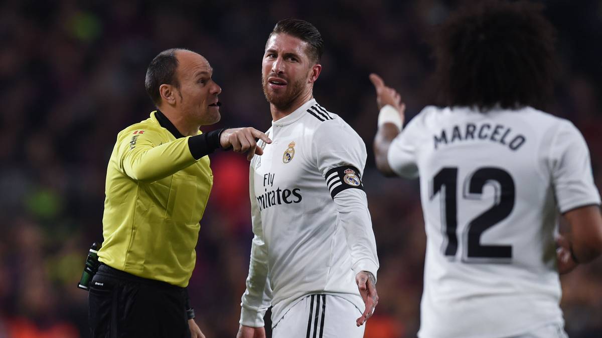 Seit dem vergangenen Mittwoch ist der Real-Kapitän Gelbe-Karten-Rekordhalter im Clasico. Bereits in der zehnten Minute sah Ramos Gelb für ein Foul an Barcas Nelson Semedo - es war die 18. Verwarnung für den 32-Jährigen in einem Clasico