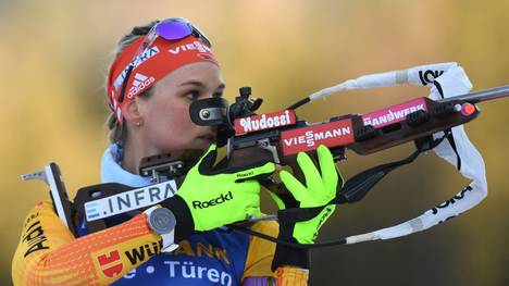Denise Herrmann schießt in der Mixed-Staffel der WM eine Strafrunde